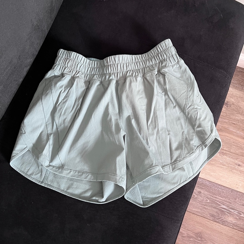 Lululemon Tracker 5” Mid Rise short